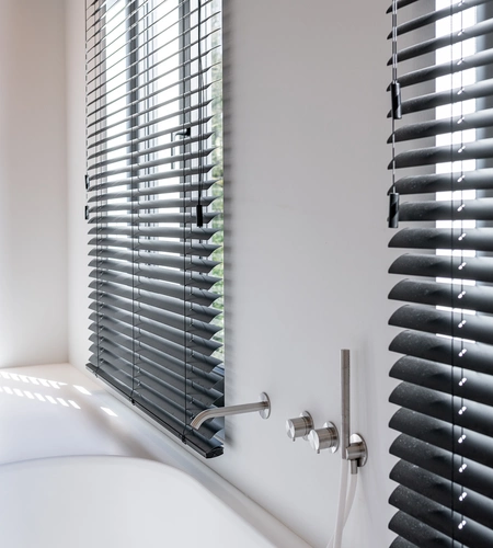 Zwarte aluminium lamellen in moderne badkamer