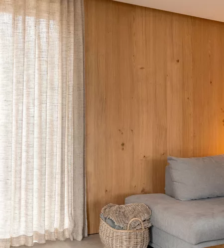 Beige schuifgordijnen in woonkamer in Marke geplaatst door Altex Raamdecoratie