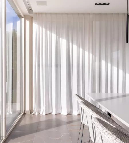 Witte schuifgordijnen geplaatst in moderne keuken door Altex Raamdecoratie