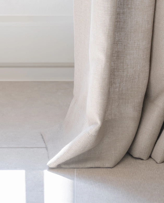 Gordijnen die op de grond knikken