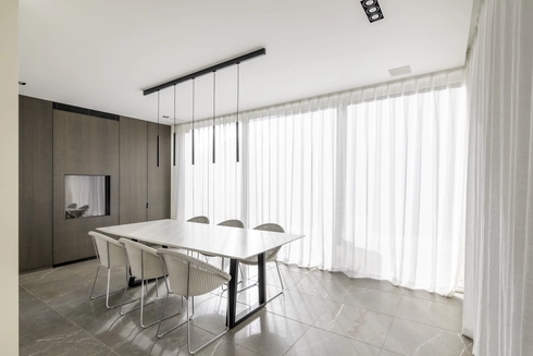 Witte schuifgordijnen in een moderne keuken geplaatst door Altex Raamdecoratie