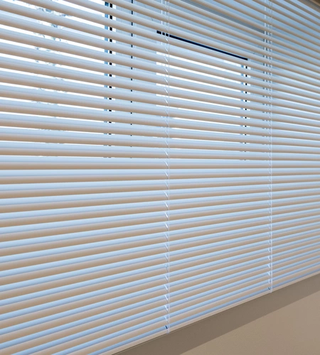 Witte aluminium lamellen in moderne badkamer
