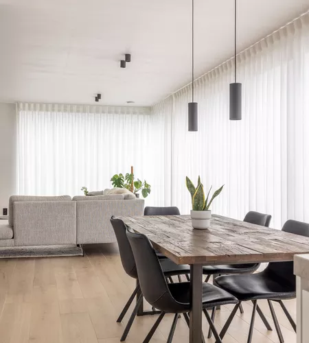 Witte schuifgordijnen in woonkamer in Moorslede