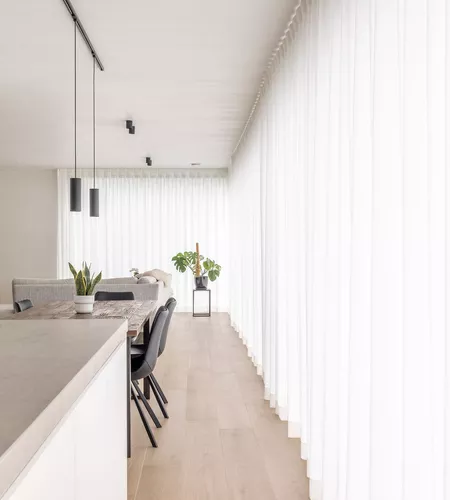 Witte schuifgordijnen in woonkamer in Moorslede