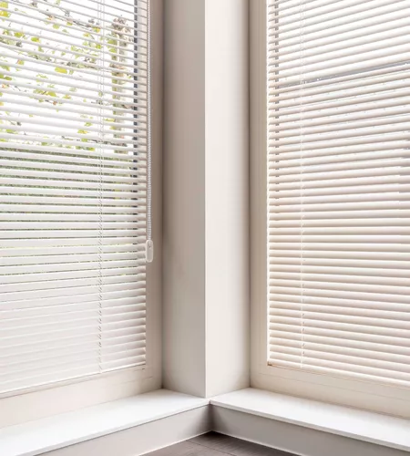 Witte aluminium lamellen in moderne woning geplaatst door Altex Raamdecoratie
