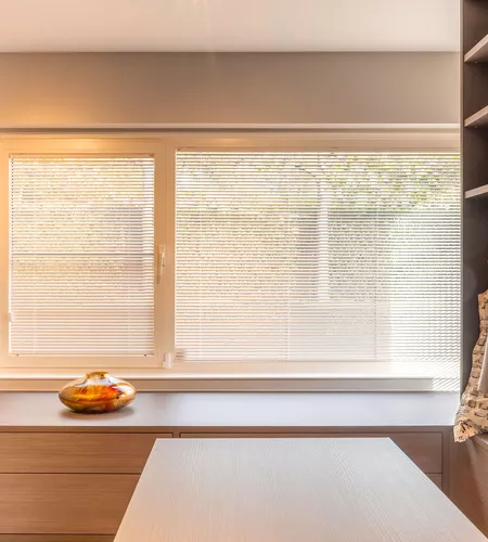 Witte aluminium lamellen in dressing geplaatst door Altex Raamdecoratie
