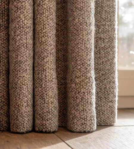Mooie volle schuifgordijnen met wolstructuur in slaapkamer geplaatst door Altex Raamdecoratie