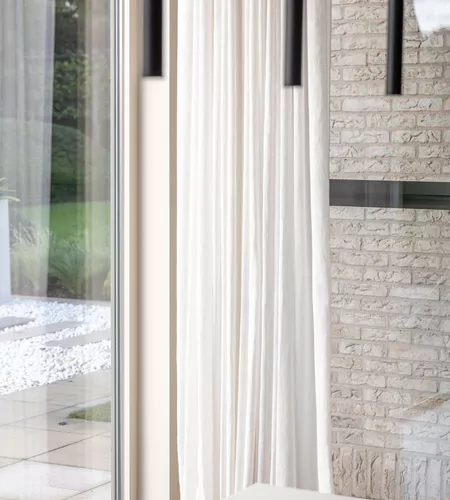 Witte schuifgordijnen geplaatst in moderne keuken door Altex Raamdecoratie
