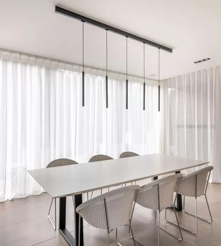 Witte schuifgordijnen geplaatst in moderne keuken door Altex Raamdecoratie