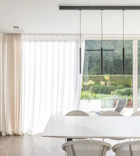 Witte schuifgordijnen geplaatst in moderne keuken door Altex Raamdecoratie