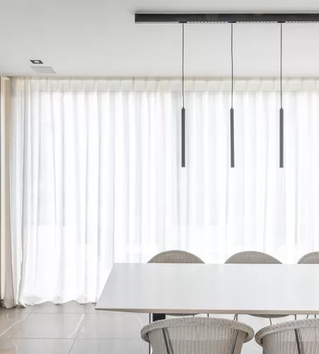 Witte schuifgordijnen geplaatst in moderne keuken door Altex Raamdecoratie