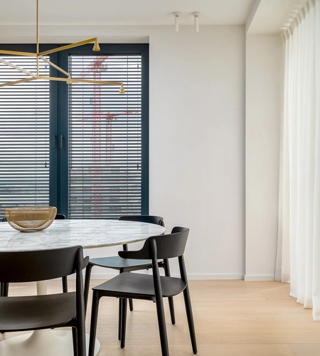 Schuifgordijnen en aluminium lamellen in appartement in Oostende