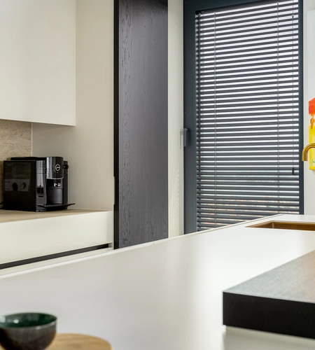 Schuifgordijnen en aluminium lamellen in appartement in Oostende