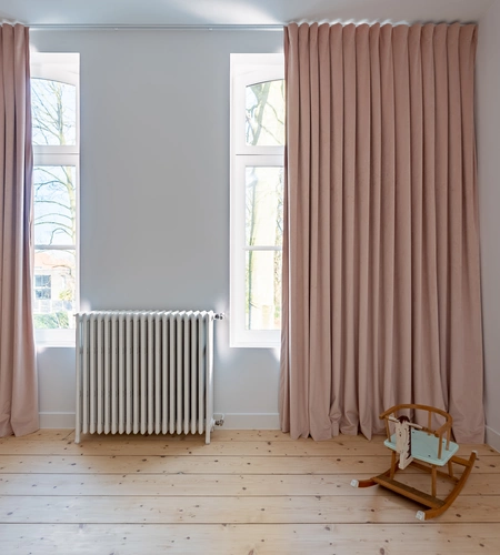 Roze velours schuifgordijnen in statige villa.
