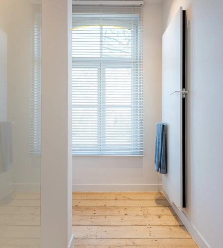 Witte lamellen in moderne badkamer