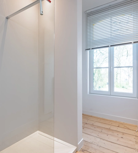 Witte lamellen in moderne badkamer