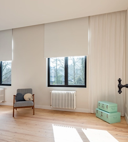 Witte rolgordijnen in slaapkamer