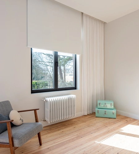 Witte rolgordijnen in slaapkamer