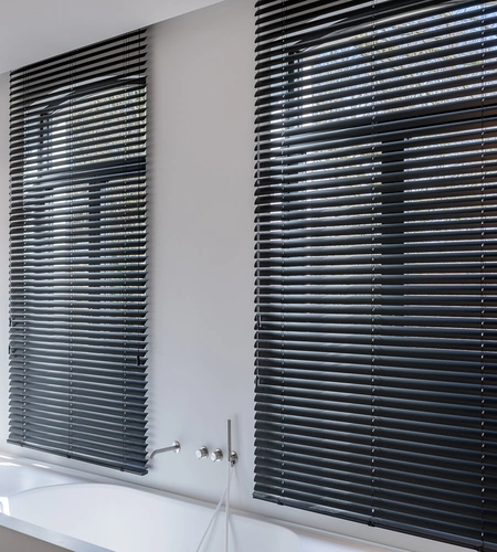 Zwarte aluminium lamellen in badkamer