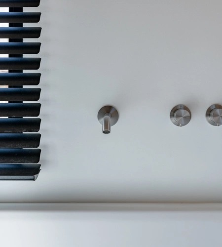 Zwarte aluminium lamellen in badkamer