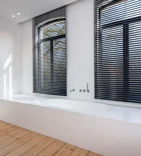 Zwarte aluminium lamellen in badkamer
