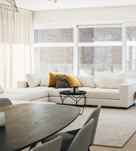 Schuifgordijnen in modern appartement in Ingelmunster