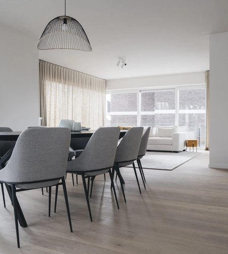 Schuifgordijnen in modern appartement in Ingelmunster