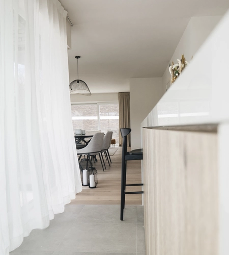 Schuifgordijnen in modern appartement in Ingelmunster