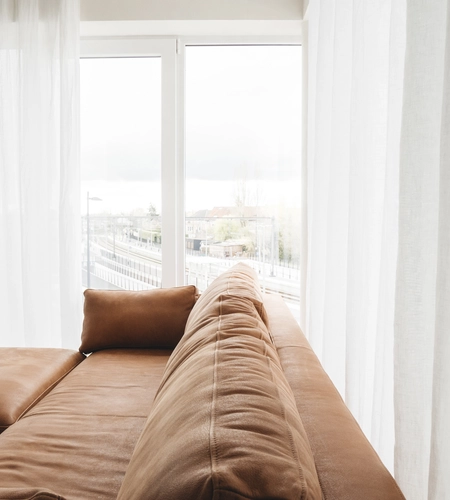 Schuifgordijnen in modern appartement in Ingelmunster