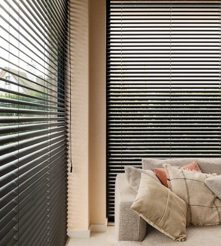 zwarte lamellen beige schuifgordijnen Knokke