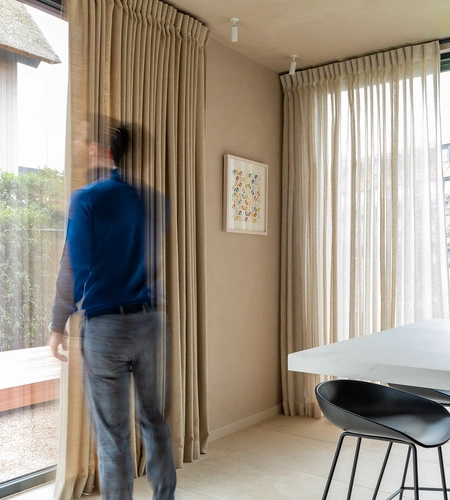 zwarte lamellen beige schuifgordijnen Knokke