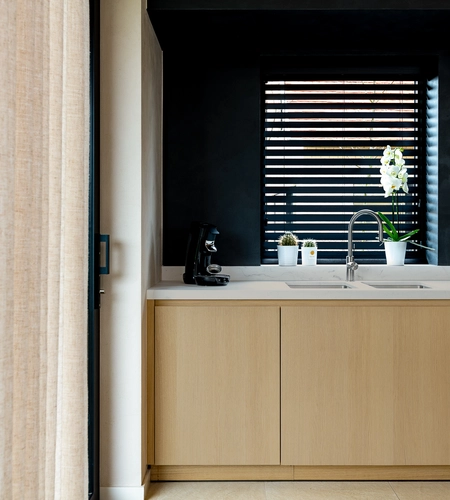 zwarte lamellen beige schuifgordijnen Knokke