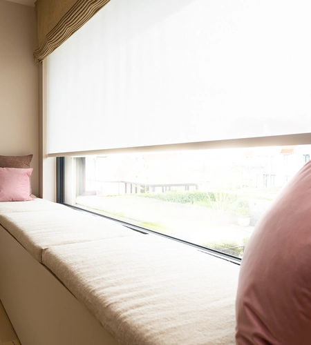 zwarte lamellen beige schuifgordijnen Knokke