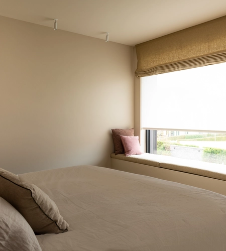 zwarte lamellen beige schuifgordijnen Knokke