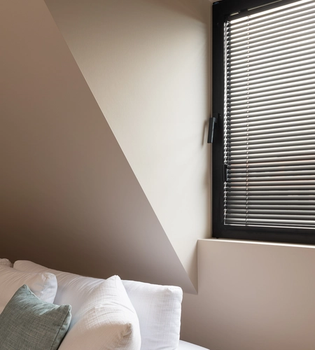 zwarte lamellen beige schuifgordijnen Knokke
