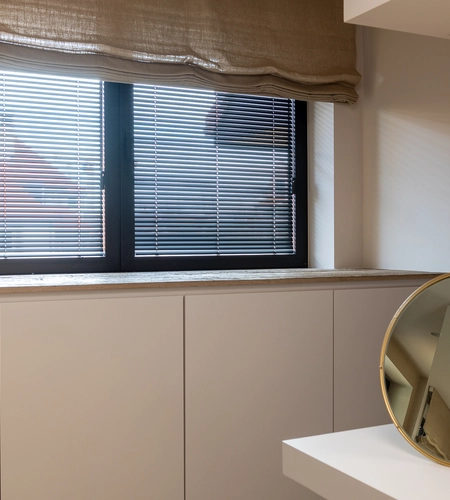 zwarte lamellen beige schuifgordijnen Knokke