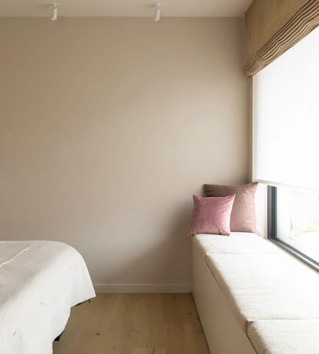 zwarte lamellen beige schuifgordijnen Knokke