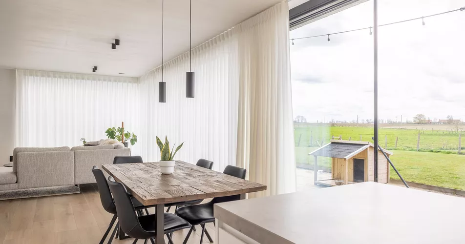 Witte schuifgordijnen in woonkamer in Moorslede