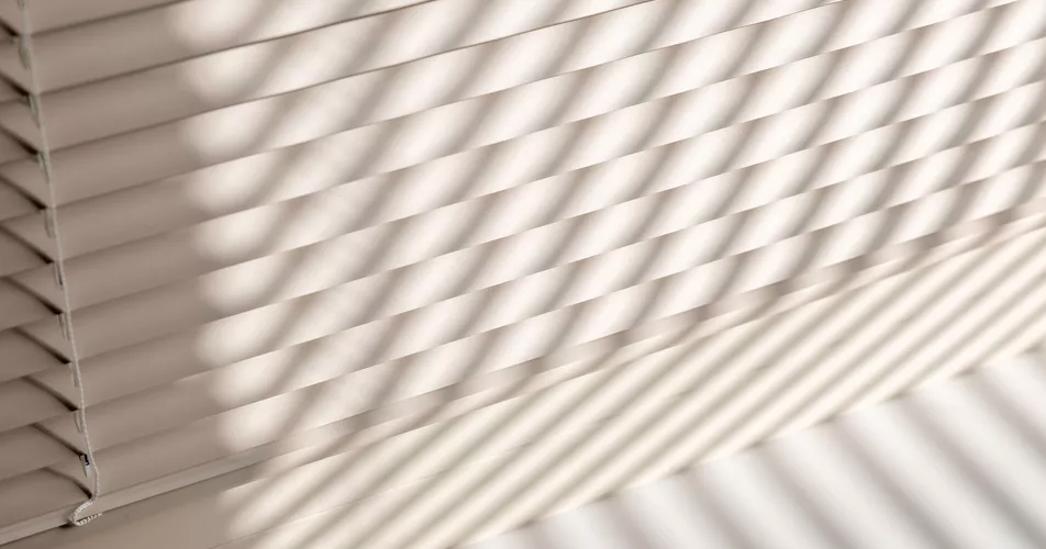 Witte aluminium lamellen in moderne woning geplaatst door Altex Raamdecoratie