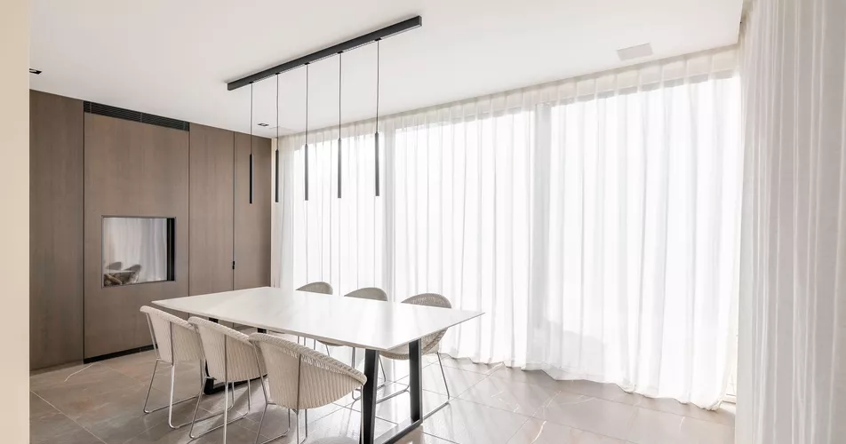 Witte schuifgordijnen geplaatst in moderne keuken door Altex Raamdecoratie