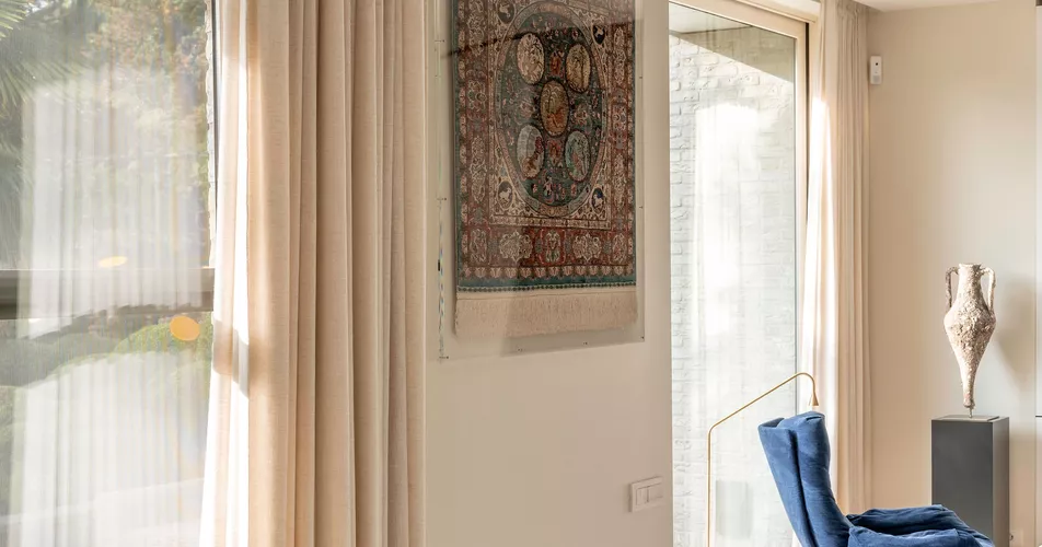 Witte schuifgordijnen geplaatst in moderne keuken door Altex Raamdecoratie