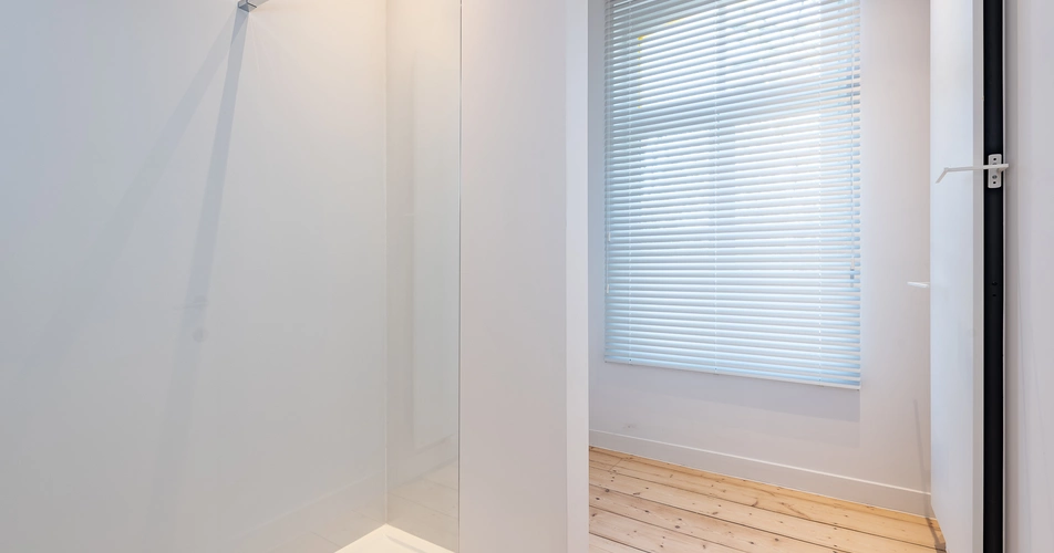 Witte lamellen in moderne badkamer