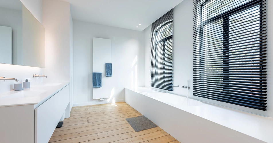 Zwarte aluminium lamellen in badkamer