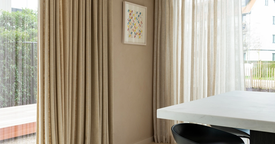 zwarte lamellen beige schuifgordijnen Knokke