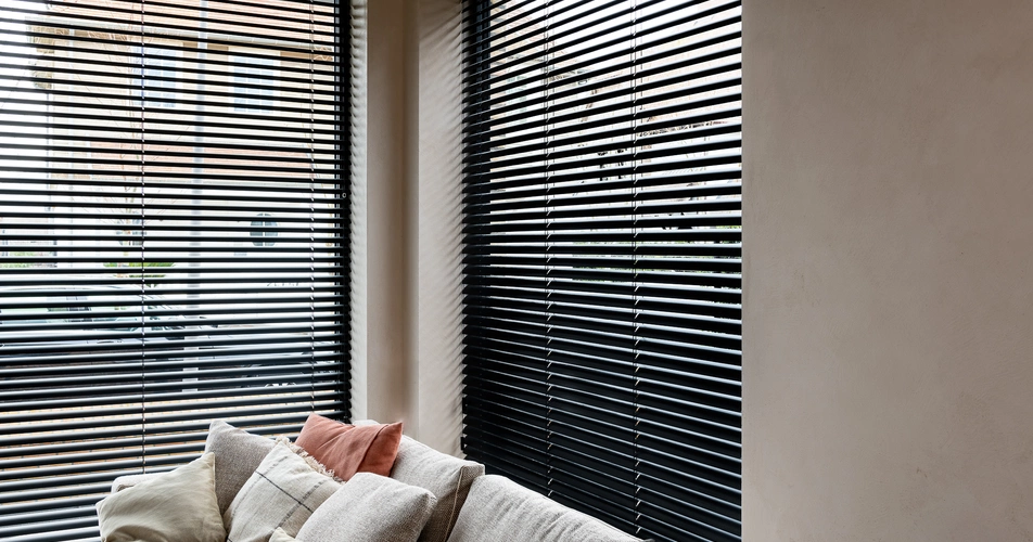 zwarte lamellen beige schuifgordijnen Knokke
