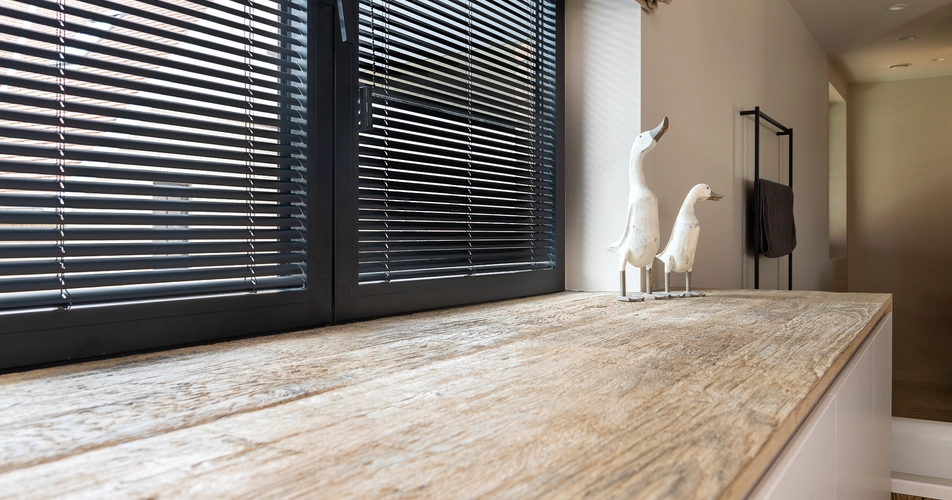 zwarte lamellen beige schuifgordijnen Knokke