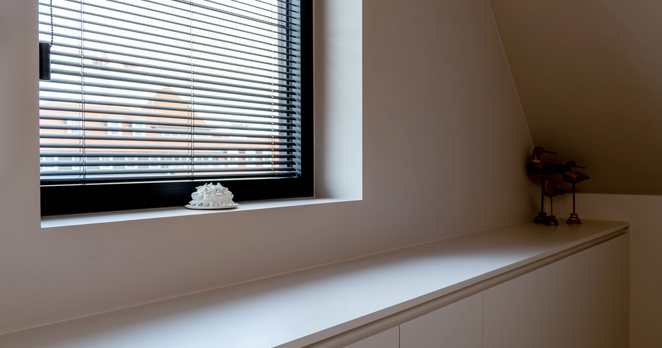 zwarte lamellen beige schuifgordijnen Knokke