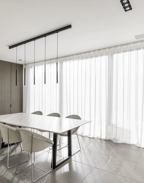 Witte schuifgordijnen in een moderne keuken geplaatst door Altex Raamdecoratie