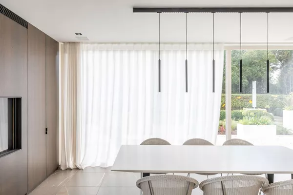 witte gordijnen in lichtrijke moderne keuken