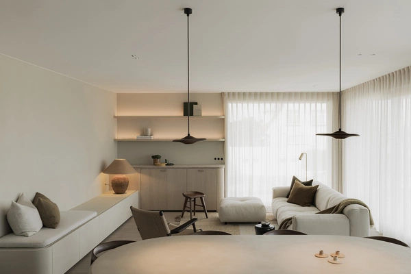 modern interieur met zachte kleuren en raamdecoratie 